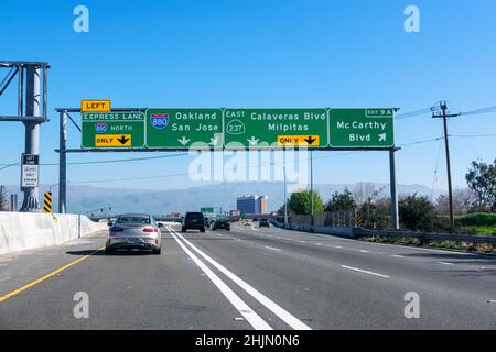 Leichter Verkehr auf dem Highway 237 in Richtung Osten. Autobahnschild der Interstate 880, das den Fahrern die Wegbeschreibung nach Oakland und San Jose zeigt. Express Lane Stockfoto