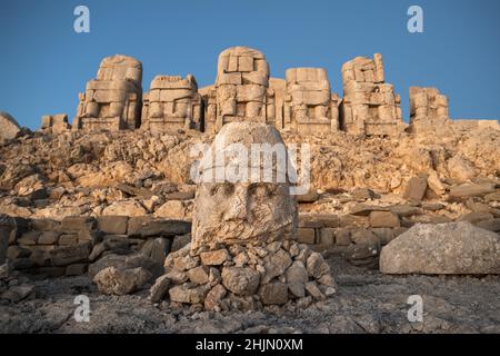 Antike Statuen bei Sonnenaufgang auf dem Nemrut Berg in der Türkei. Stockfoto