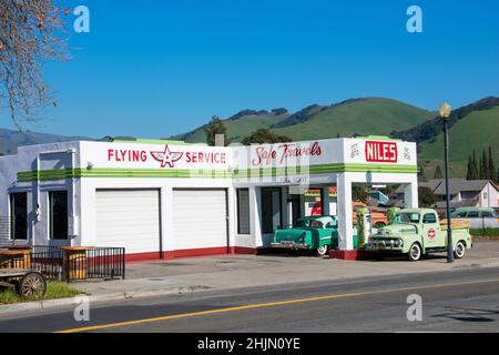 Niles Flying Eine restaurierte historische Tankstelle und Reparaturwerkstatt Fassade und außen - Fremont, California, USA - 2022 Stockfoto