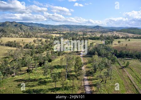 Luftaufnahme der offenen Straße am Kopf des Boyne Valley in der Nähe von Many Peakes Queensland Australia Stockfoto