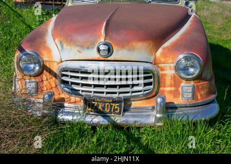 Rusty verließ ein Nash Airflyte Fahrzeug mit schwarz gelbem California Legacy-Kennzeichen. Vorderansicht - Fremont, Kalifornien, USA - 2022 Stockfoto