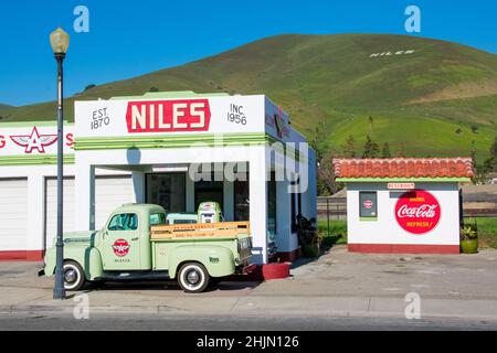 Niles Flying Eine restaurierte historische Tankstelle und Reparaturwerkstatt Fassade und außen. Das Niles-Schild auf dem grünen Hügel. - Fremont, Kalifornien, USA - 2022 Stockfoto