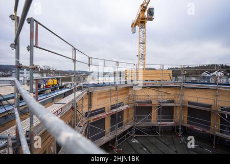 Coburg, Deutschland. 19th Januar 2022. Blick auf das Dach des Kulturinstitutes Globe, das noch im Bau ist. Die Bauarbeiten am Theater Globe in Coburg gehen voran. Das kreisförmige Gebäude aus Fichte soll im Frühjahr 2023 für die Öffentlichkeit zugänglich sein. Das Gebäude im britischen Stil wird als alternativer Veranstaltungsort für das Landestheater dienen. Quelle: Nicolas Armer/dpa/Alamy Live News Stockfoto