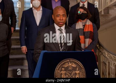 New York, Usa. 30th Januar 2022. Der Bürgermeister von New York, Eric Adams, kündigt die Ernennung von Adolfo Carrion und Jessica Katz zum Führungsteam für bezahlbaren Wohnungsbau in New York City an. Kredit: SOPA Images Limited/Alamy Live Nachrichten Stockfoto