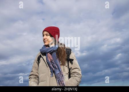 Frau mittleren Alters genießt ihren Tag draußen Stockfoto