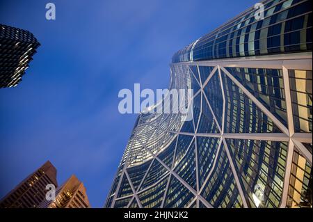 Calgary, Alberta - 30. Januar 2022: Blick auf den Bow Tower bei Nacht in Calgary. Stockfoto