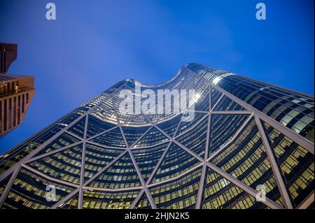 Calgary, Alberta - 30. Januar 2022: Blick auf den Bow Tower bei Nacht in Calgary. Stockfoto