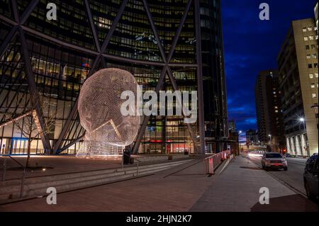 Calgary, Alberta - 30. Januar 2022: Blick auf die Wunderland-Skulptur vor dem Bow Tower in Calgary. Stockfoto