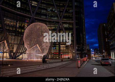 Calgary, Alberta - 30. Januar 2022: Blick auf die Wunderland-Skulptur vor dem Bow Tower in Calgary. Stockfoto