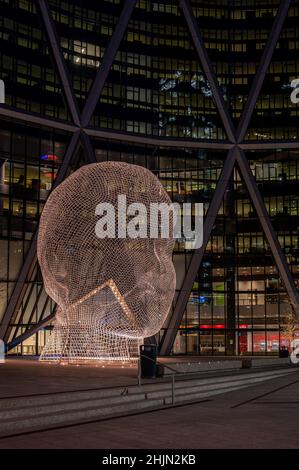 Calgary, Alberta - 30. Januar 2022: Blick auf die Wunderland-Skulptur vor dem Bow Tower in Calgary. Stockfoto