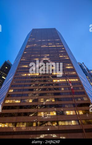 Calgary, Alberta - 30. Januar 2022: Blick auf den Büroturm von Suncor Energy in Calgary. Stockfoto