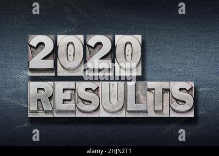 Ergebnisse 2020 Satz aus Metallic-Buchdruck auf dunklem Jeans-Hintergrund Stockfoto