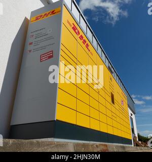 Neckartenzlingen, Deutschland - 29. Juni 2021: DHL Packstation auch Paketautomat. Gelber Automat für Warenannahme. Ansicht von oben. Stockfoto