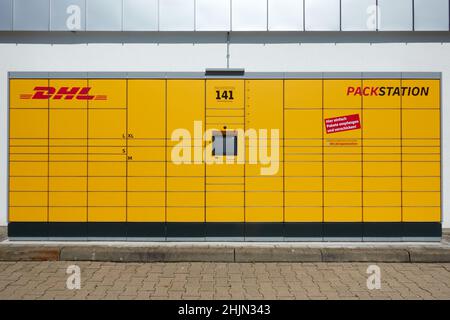 Neckartenzlingen, 29. Juni 2021: DHL Packstation. In Deutschland gibt es über 7.000 Packstation Paketlocker-Maschinen. Vorderansicht. Stockfoto