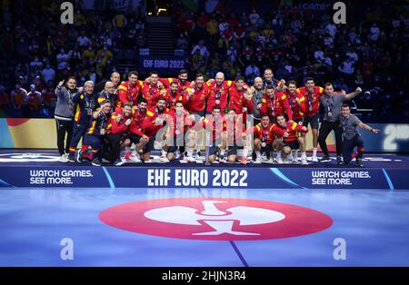 Cérémonie Podium Team Spanien beim EHF Men's Euro 2022, Final Handball Match zwischen Schweden und Spanien am 30. Januar 2022 in der Budapest Multifunctional Arena in Budapest, Ungarn. Foto von Laurent Lairys/ABACAPRESS.COM Stockfoto