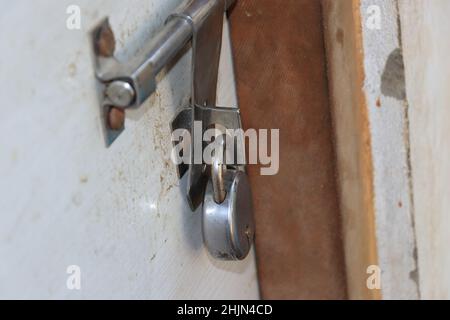 Schließen Sie die Tür mit dem alten Schloss. Stockfoto