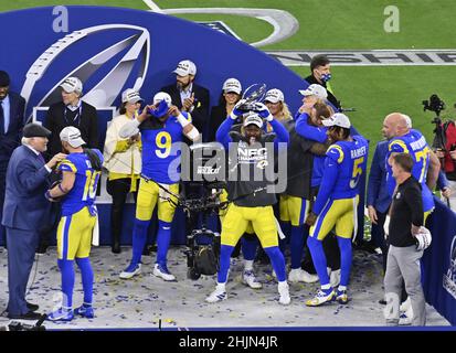 Inglewood, Usa. 31st Januar 2022. Aaron Donald von Los Angeles Rams feiert mit der George Halas Trophy und Teamkollegen, nachdem er am Sonntag, den 30. Januar 2022, im SoFi Stadium in Inglewood, Kalifornien, die San Francisco 49ers im NFC Championship Game besiegt hat. Foto von Jim Ruymen/UPI Credit: UPI/Alamy Live News