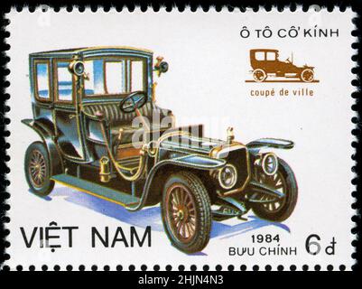 Briefmarke aus Vietnam in der Serie Old Automobiles, herausgegeben 1984 Stockfoto