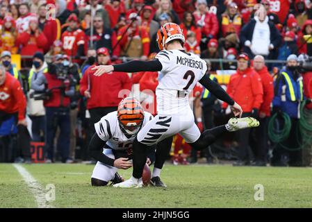 Kansas City, Kansas, USA. 30th Januar 2022. KANSAS CITY, MO - 30. JANUAR: Cincinnati Bengals Kicker Evan McPherson (2) macht ein 31-Yard-Spiel Siegfeld-Tor in Überstunden des AFC Championship-Spiels zwischen den Cincinnati Bengals und Kansas City Chiefs Credit: Action Plus Sports/Alamy Live News Stockfoto