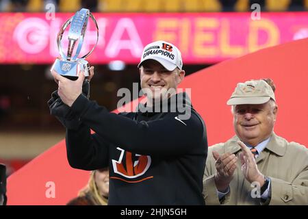 Kansas City, Kansas, USA. 30th Januar 2022. KANSAS CITY, MO - 30. JANUAR: Cincinnati Bengals-Cheftrainer Zac Taylor hält die Trophäe „Lamar Hunt“ nach dem Gewinn des AFC-Meisterschaftsspiels zwischen den Cincinnati Bengals und den Kansas City Chiefs.Credit: Action Plus Sports/Alamy Live News Stockfoto