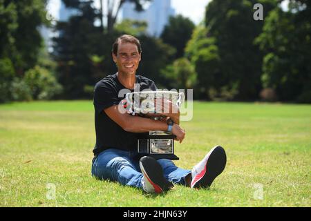 Melbourne, Australien. 31st Januar 2022. Rafael Nadal posiert mit seiner Trophäe im Government House, am Tag nachdem er seinen 21st Slam bei den Australian Open 2022 im Melbourne Park in Melbourne, Australien, am 31. Januar 2022 gewonnen hatte. Der Spanier übertraf den bisherigen Männerrekord von 20, den er gemeinsam mit Roger Federer und Novak Djokovic hielt, von denen letzterer nach dem Widerruf seines Visums die Einreise verweigert wurde. Es gab große Zweifel darüber, ob Nadal überhaupt fit genug sein würde, um bei den Australian Open zu spielen, nachdem er die zweite Hälfte des Jahres 2021 mit einer Fußverletzung verpasst hatte. Foto von Cor Stockfoto