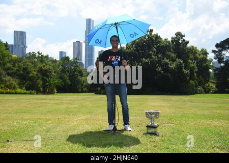 Melbourne, Australien. 31st Januar 2022. Rafael Nadal posiert mit seiner Trophäe im Government House, am Tag nachdem er seinen 21st Slam bei den Australian Open 2022 im Melbourne Park in Melbourne, Australien, am 31. Januar 2022 gewonnen hatte. Der Spanier übertraf den bisherigen Männerrekord von 20, den er gemeinsam mit Roger Federer und Novak Djokovic hielt, von denen letzterer nach dem Widerruf seines Visums die Einreise verweigert wurde. Es gab große Zweifel darüber, ob Nadal überhaupt fit genug sein würde, um bei den Australian Open zu spielen, nachdem er die zweite Hälfte des Jahres 2021 mit einer Fußverletzung verpasst hatte. Foto von Cor Stockfoto