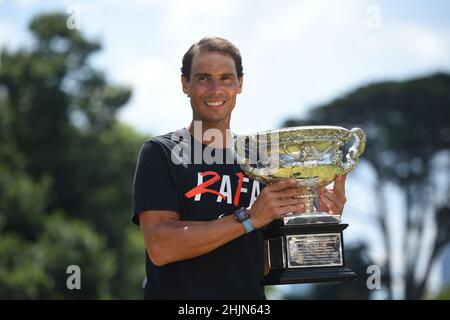 Melbourne, Australien. 31st Januar 2022. Rafael Nadal posiert mit seiner Trophäe im Government House, am Tag nachdem er seinen 21st Slam bei den Australian Open 2022 im Melbourne Park in Melbourne, Australien, am 31. Januar 2022 gewonnen hatte. Der Spanier übertraf den bisherigen Männerrekord von 20, den er gemeinsam mit Roger Federer und Novak Djokovic hielt, von denen letzterer nach dem Widerruf seines Visums die Einreise verweigert wurde. Es gab große Zweifel darüber, ob Nadal überhaupt fit genug sein würde, um bei den Australian Open zu spielen, nachdem er die zweite Hälfte des Jahres 2021 mit einer Fußverletzung verpasst hatte. Foto von Cor Stockfoto