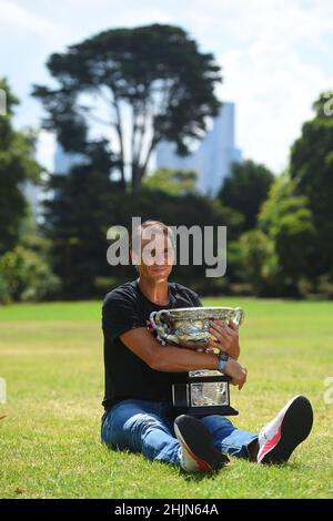 Melbourne, Australien. 31st Januar 2022. Rafael Nadal posiert mit seiner Trophäe im Government House, am Tag nachdem er seinen 21st Slam bei den Australian Open 2022 im Melbourne Park in Melbourne, Australien, am 31. Januar 2022 gewonnen hatte. Der Spanier übertraf den bisherigen Männerrekord von 20, den er gemeinsam mit Roger Federer und Novak Djokovic hielt, von denen letzterer nach dem Widerruf seines Visums die Einreise verweigert wurde. Es gab große Zweifel darüber, ob Nadal überhaupt fit genug sein würde, um bei den Australian Open zu spielen, nachdem er die zweite Hälfte des Jahres 2021 mit einer Fußverletzung verpasst hatte. Foto von Cor Stockfoto