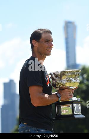 Melbourne, Australien. 31st Januar 2022. Rafael Nadal posiert mit seiner Trophäe im Government House, am Tag nachdem er seinen 21st Slam bei den Australian Open 2022 im Melbourne Park in Melbourne, Australien, am 31. Januar 2022 gewonnen hatte. Der Spanier übertraf den bisherigen Männerrekord von 20, den er gemeinsam mit Roger Federer und Novak Djokovic hielt, von denen letzterer nach dem Widerruf seines Visums die Einreise verweigert wurde. Es gab große Zweifel darüber, ob Nadal überhaupt fit genug sein würde, um bei den Australian Open zu spielen, nachdem er die zweite Hälfte des Jahres 2021 mit einer Fußverletzung verpasst hatte. Foto von Cor Stockfoto