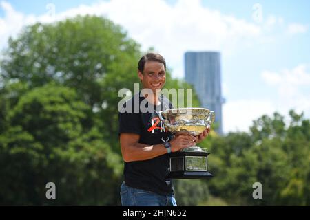 Melbourne, Australien. 31st Januar 2022. Rafael Nadal posiert mit seiner Trophäe im Government House, am Tag nachdem er seinen 21st Slam bei den Australian Open 2022 im Melbourne Park in Melbourne, Australien, am 31. Januar 2022 gewonnen hatte. Der Spanier übertraf den bisherigen Männerrekord von 20, den er gemeinsam mit Roger Federer und Novak Djokovic hielt, von denen letzterer nach dem Widerruf seines Visums die Einreise verweigert wurde. Es gab große Zweifel darüber, ob Nadal überhaupt fit genug sein würde, um bei den Australian Open zu spielen, nachdem er die zweite Hälfte des Jahres 2021 mit einer Fußverletzung verpasst hatte. Foto von Cor Stockfoto