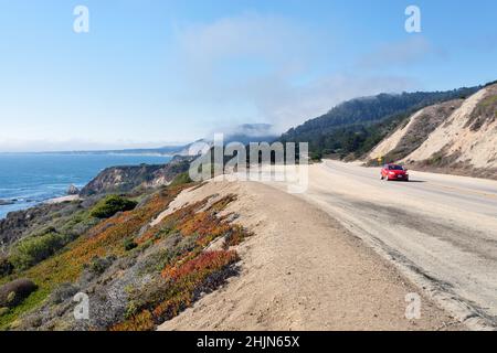 Der Pacific Coast Highway, Route 1, in Santa Cruz County, Kalifornien, zwischen Scott Creek und Pigeon Point, um 2012 Stockfoto