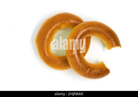 Ganze und gebissene Bagels auf weißem Hintergrund Stockfoto