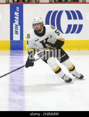 Hamilton, Kanada. 30th Januar 2022. Jan 30 2022 Hamilton Ontario Canada, Kingston Captain und zukünftiger NHLer Shane Wright (51) spielt mit einem Käfig gegen die Hamilton Bulldogs. Kredit: Luke Durda/Alamy Live Nachrichten Stockfoto