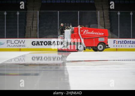 Hamilton, Kanada. 30th Januar 2022. Jan 30 2022 Hamilton Ontario Kanada, die Bulldogs und die Frontinacs spielen das letzte leere Stadionspiel in der OHL, da die Beschränkungen von Ontario morgen wieder auf 50 % Kapazität zurückgehen. Kredit: Luke Durda/Alamy Live Nachrichten Stockfoto