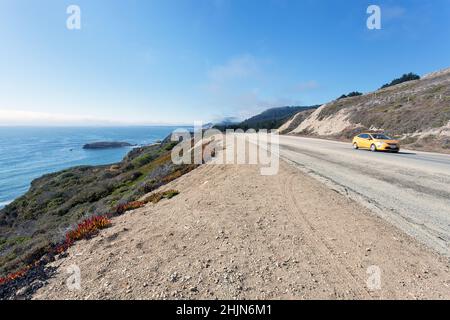 Der Pacific Coast Highway, Route 1, in Santa Cruz County, Kalifornien, zwischen Scott Creek und Pigeon Point, um 2012 Stockfoto