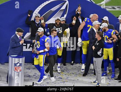 Inglewood, Usa. 31st Januar 2022. Matthew Stafford von Los Angeles Rams (9) und Trainer Sean McCoy (R) feiern mit der George Halas Trophy und Teamkollegen, nachdem sie am Sonntag, den 30. Januar 2022, im SoFi Stadium in Inglewood, Kalifornien, die San Francisco 49ers im NFC Championship Game besiegt haben. Foto von Jim Ruymen/UPI Credit: UPI/Alamy Live News Stockfoto