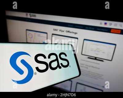 Smartphone mit Logo des amerikanischen Analysesoftwareunternehmens SAS Institute Inc. Auf dem Bildschirm vor der Website. Konzentrieren Sie sich auf die Mitte des Telefondisplays. Stockfoto