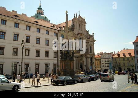 Säule der Heiligen Dreifaltigkeit im westlichen Teil des Malostranské-Platzes, barocke St.-Nikolaus-Kirche im Hintergrund, Mala Strana, Prag, Tschechien Stockfoto