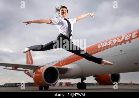 REDAKTIONELLE VERWENDUNG NUR ehemalige Turnerin und aktuelle Senior First Officer bei easyJet, Nina Le führt eine neue Kampagne eine neue Kampagne für das „Generation easyJet Pilot Training Program“ am Flughafen London Gatwick, Das zum ersten Mal seit zwei Jahren seit Beginn der Covid-19-Pandemie gestartet wird, um einige der Fähigkeiten zu demonstrieren, die benötigt werden, um Pilot zu werden. Ausgabedatum: Montag, 31. Januar 2022. Stockfoto