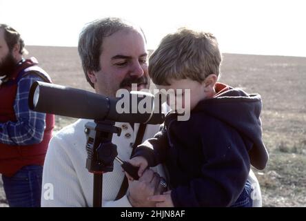 Vogelbeobachtung von Vater und Sohn im Deer Flat National Wildlife Refuge, Idaho USA Stockfoto