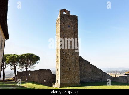 Castiglion Fiorentino, Italien, November 19-2021, der Cassero die mittelalterliche Festung mit umliegender Mauer Stockfoto