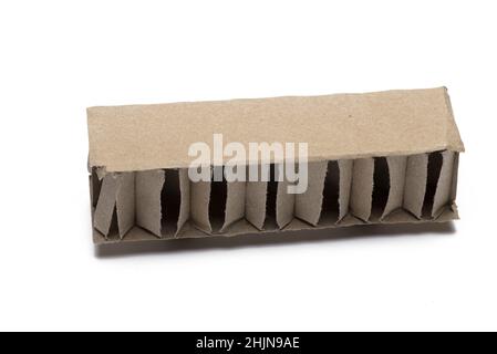 Nahaufnahme eines kleinen, offenen Stückes brauner Wellpappe auf weißem Hintergrund Stockfoto