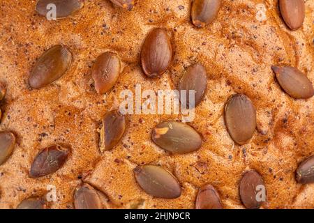 Nahaufnahme von Kürbiskernen, Brotstruktur Stockfoto