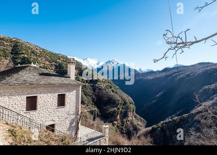 Syrrako Dorf an einem schönen Tag, in Tzoumerka Berge, Ioannina, Epirus, Griechenland Stockfoto