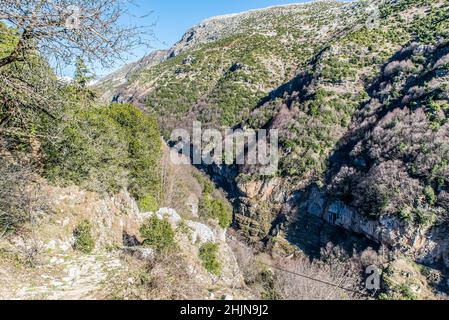 Syrrako Dorf an einem schönen Tag, in Tzoumerka Berge, Ioannina, Epirus, Griechenland Stockfoto