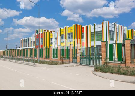 Ujutnoje, Sakski Bezirk, Krim, Russland - 18. Juli 2021: Der Kindergarten Kolossok auf der Kirowstraße 18 im Dorf Ujutnoje, Sakski Bezirk, Krim Stockfoto