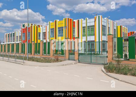 Ujutnoje, Sakski Bezirk, Krim, Russland - 18. Juli 2021: Der neue Kindergarten in der Kirowa Straße 18 im Dorf Ujutnoje, Sakski Bezirk, Krim Stockfoto