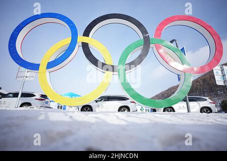 Zhangjiakou, China. 31st Januar 2022. Die Olympischen Ringe stehen im Olympischen Dorf. Die Olympischen Winterspiele in Peking finden vom 04. Bis 20.02.2022. September unter strengen Corona-Bedingungen statt. Quelle: Michael Kappeler/dpa/Alamy Live News Stockfoto