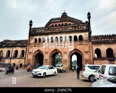 Das Rumi Darwaza (Türkisches Tor) in Lucknow, Bundesstaat Uttar Pradesh, ist ein imposantes Tor. Rumi Darwaza ist ein Beispiel für Awadhi-Architektur. Stockfoto