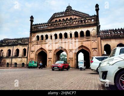 Das Rumi Darwaza (Türkisches Tor) in Lucknow, Bundesstaat Uttar Pradesh, ist ein imposantes Tor. Rumi Darwaza ist ein Beispiel für Awadhi-Architektur. Stockfoto